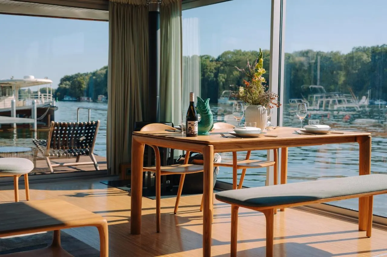 Botel Julia - Schwimmendes Apartment Berlino Germania